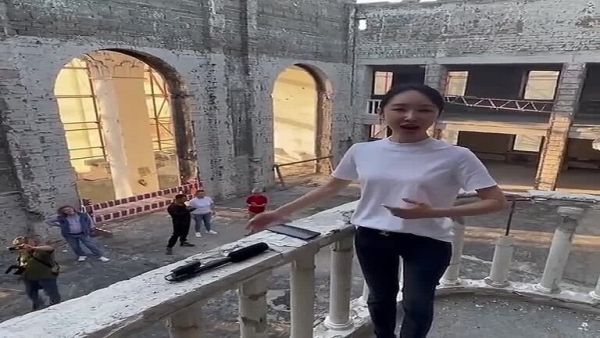 الفنانة الصينية تؤدي أغنية "كاتيوشا" السوفيتية الروسية
