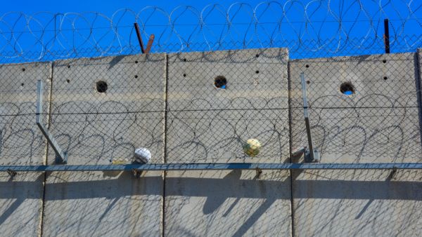 الجدار العنصري اقامته اسرائيل للحد من حرية وحركة الفلسطينيين