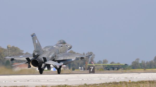  العدوان أدى إلى إصابة عسكريين اثنين بجروح ووقوع بعض الخسائر المادية.