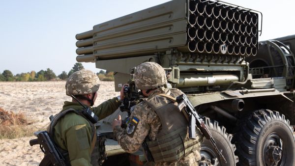  تجمع الآلاف في العاصمة الألمانية برلين، في يوم الوحدة الألمانية، ضد توريد الأسلحة إلى أوكرانيا 