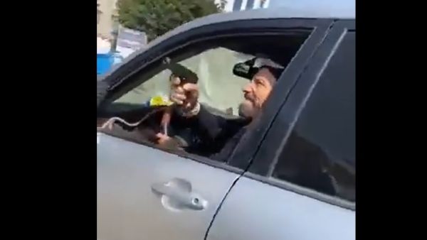 بالفيديو.. يمني يقتل شقيقه بالرصاص امام محكمة في صنعاء