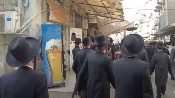اعتقال خمسة مستوطنين يهود لبصقهم على مسيحيين في القدس