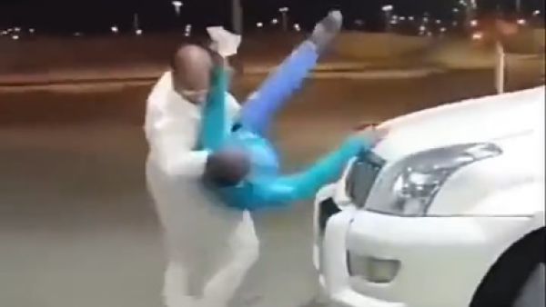 اعتداء وحشي على عامل محطة وقود في السعودية (فيديو)