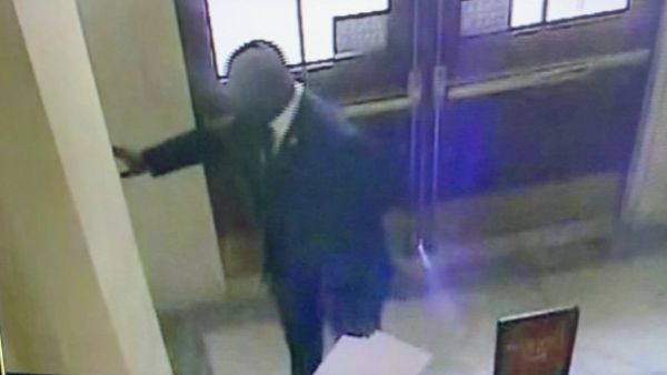 نائب يطلق انذار الحريق في الكونغرس لتعطيل التصويت على مشروع الإنفاق الحكومي