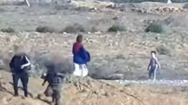 كتائب القسام تطلق سراح رهينة اسرائيلية وطفليها