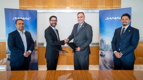 During the event DAMAC Properties Awards Key Contract for Safa One de GRISOGONO