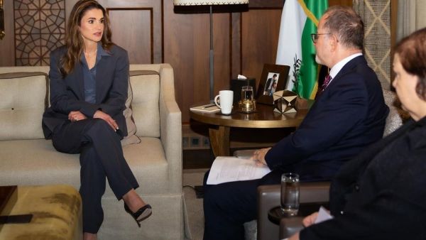 الملكة رانيا تعتمد بدلة باللون الرمادي مجددا خلال لقائها مسؤولي اليونيسف