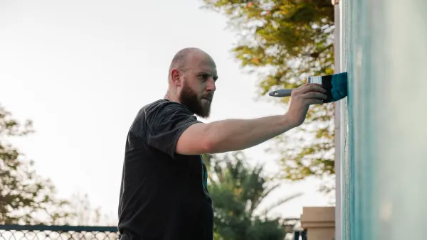 جداريات "بينالي دبي للخط" تزين حدائق دبي العامة
