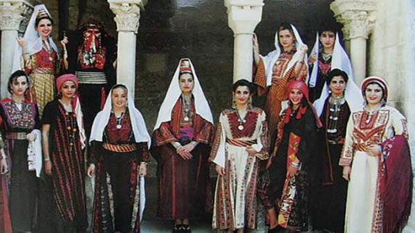 أيقونة شاهدة على تاريخ دولة عريقة...ثوب الزفاف الفلسطيني وتفاصيله المبهرة