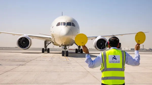 وصول طائرة بوينغ 787-10 دريملاينر الجديدة إلى مطار أبوظبي