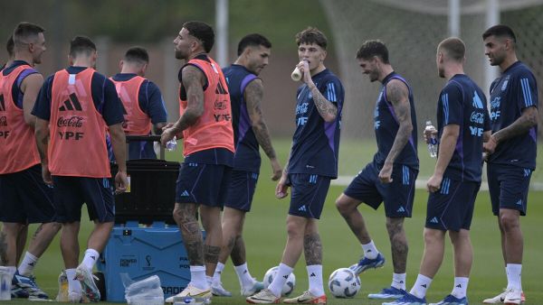 Argentina's footballers take a hydration break during a training session in Ezeiza, Buenos Aires, on October 10, 2023, ahead of FIFA World Cup 2026 qualifier football matches against Paraguay and Peru. (Photo by JUAN MABROMATA / AFP)