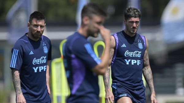 Argentina's forward Lionel Messi (L) and midfielder Rodrigo De Paul take part in a training session in Ezeiza, Buenos Aires on October 16, 2023, ahead of the FIFA World Cup 2026 qualifier football matches against Peru on October 17 in Lima. (Photo by JUAN MABROMATA / AFP)