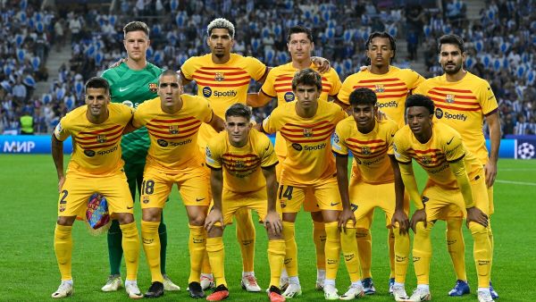 Barcelona's players pose for a team photo before the start of the UEFA Champions League 1st round day 2 group H football match between FC Porto and FC Barcelona at the Dragao stadium in Porto on October 4, 2023. (Photo by Patricia DE MELO MOREIRA / AFP)