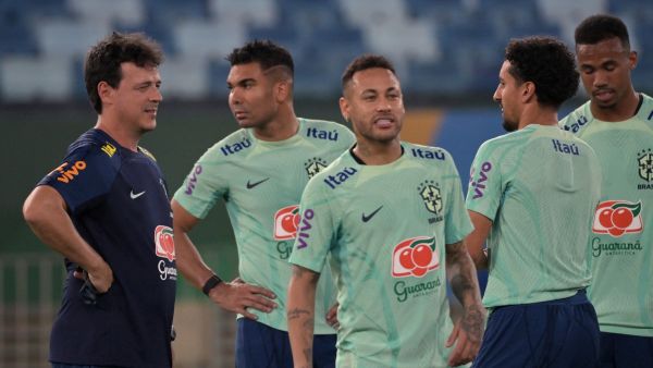 Brazil's coach Fernando Diniz, midfielder Casemiro, forward Neymar, defender Marquinhos and forward Brenner take part in a training session of the national team at the Arena Pantanal stadium in Cuiaba, Brazil, on October 11, 2023, ahead of FIFA World Cup 2026 qualifier football matches against Venezuela and Uruguay. (Photo by Nelson ALMEIDA / AFP)