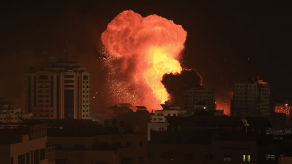 الاحتلال يستهدف بشكل متعمد المستشفيات وسيارات الإسعاف في قطاع غزة