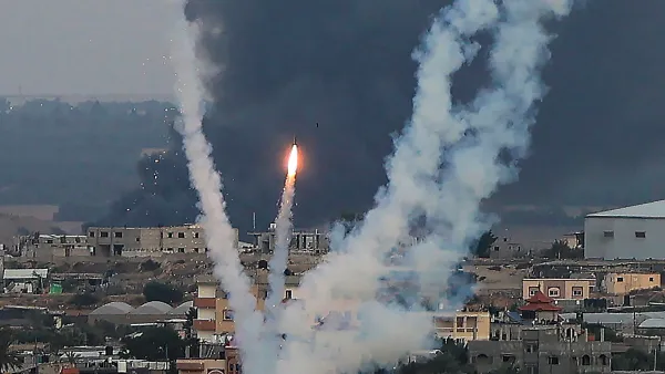 لحظة إطلاق صواريخ من قبل المقاومة الفلسطينية في قطاع غزة