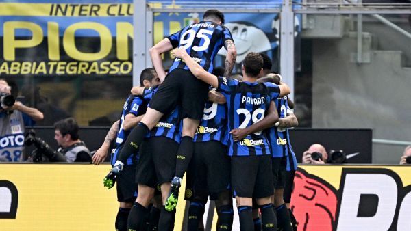 Team players celebrate a goal by Inter Milan's Argentine forward #10 Lautaro Martinez during the Italian Serie A football match between Inter Milan and Bologna at The San Siro Stadium in Milan on October 7, 2023. (Photo by GABRIEL BOUYS / AFP)
