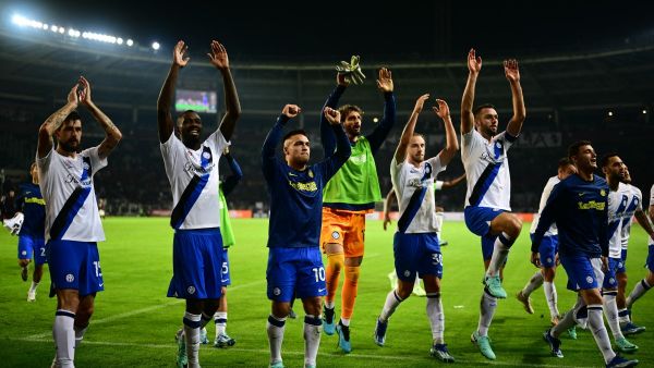 Inter Milan's players celebrate after winning the Italian Serie A football match between Torino and Inter Milan, at Torino's Olympic Stadium, in Turin on October 21, 2023. (Photo by Marco BERTORELLO / AFP)