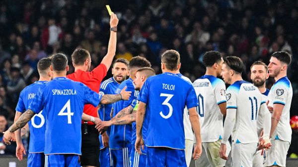 Serbian referee Srdjan Jovanovic (3rdL) gives a yellow card to England's defender Kyle Walker (not in picture) during the UEFA Euro 2024 Group C qualification match between Italy and England, on March 23, 2023 at the Diego-Maradona stadium in Naples. (Photo by Alberto PIZZOLI / AFP)
