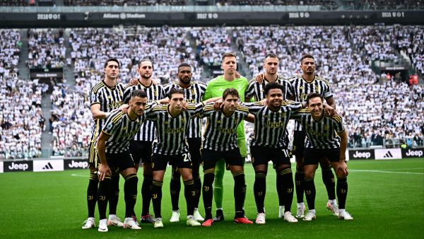 Juventus’ team pose before the Italian Serie A football match between Juventus and Lazio at the “Allianz Stadium” in Turin, on September 16, 2023. (Photo by MARCO BERTORELLO / AFP)