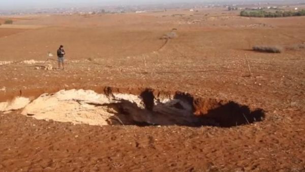 ظهور حفرة غامضة بعد زلزال المغرب يثير مخاوف سكان منطقة الجديدة