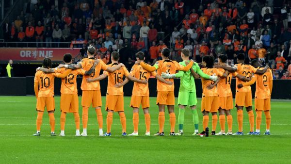 Netherlands' team line up before kick-off during the Euro 2024 qualifying football match between the Netherlands and France at the Johan Cruijff ArenA in Amsterdam on October 13, 2023. (Photo by JOHN THYS / AFP)