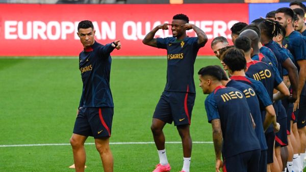 Portugal's forward Cristiano Ronaldo (L) gestures during a training session on the eve of the EURO 2024 first round group A qualifying football match between Portugal and Slovakia at the Dragao stadium in Porto on October 12, 2023. (Photo by MIGUEL RIOPA / AFP)