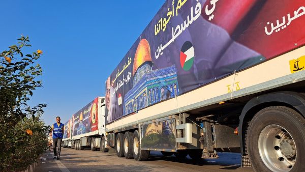 أكثر من 100 شاحنة، محملة بألف طن من المساعدات تنتظر التحرك باتجاه غزة