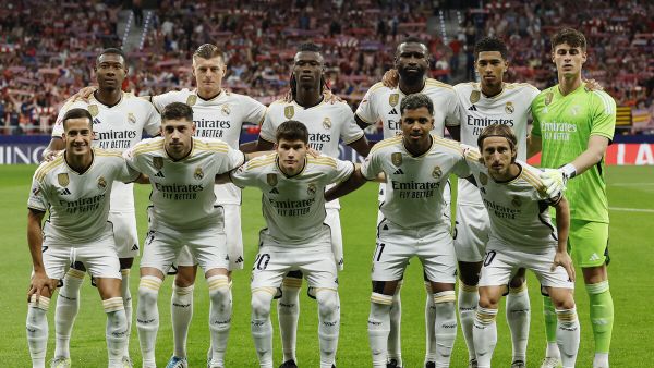 Real Madrid players pose before the Spanish Liga football match between Club Atletico de Madrid and Real Madrid CF at the Metropolitano stadium in Madrid on September 24, 2023. (Photo by Oscar DEL POZO / AFP)