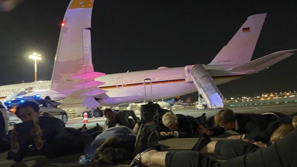 لحظات الرعب في مطار بن غوريون بعد إطلاق رشقة من الصواريخ 