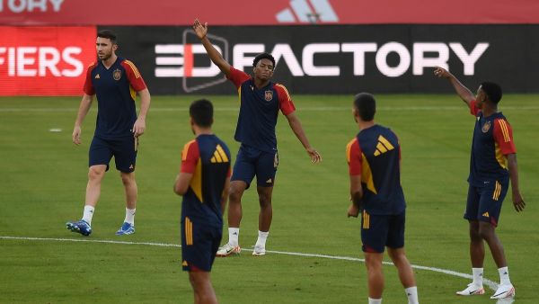 Spain's players take part in a training session in Sevilla on October 11, 2023, on the eve of their UEFA Euro 2024 Group A qualifying football match against Scotland. (Photo by JORGE GUERRERO / AFP)