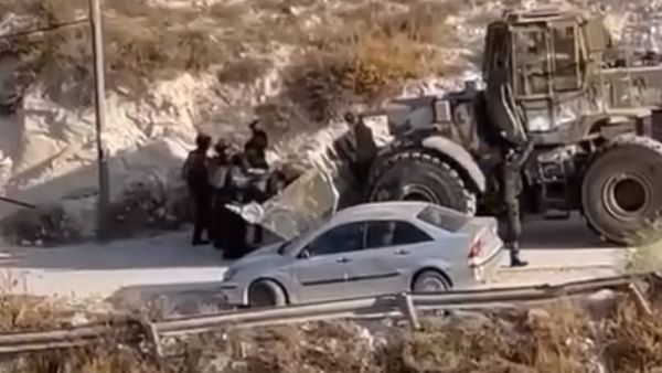 جنود اسرائيليون يلتقطون سيلفي مع جثمان فلسطيني قتلوه في ابو ديس