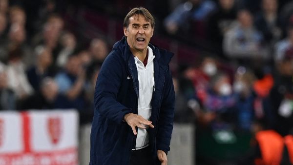 Sevilla's Spanish coach Julen Lopetegui gestures on the touchline during the UEFA Europa League round of 16 second leg football match between West Ham United and Sevilla at The London Stadium, in east London on March 17, 2022. (Photo by Glyn KIRK / AFP)