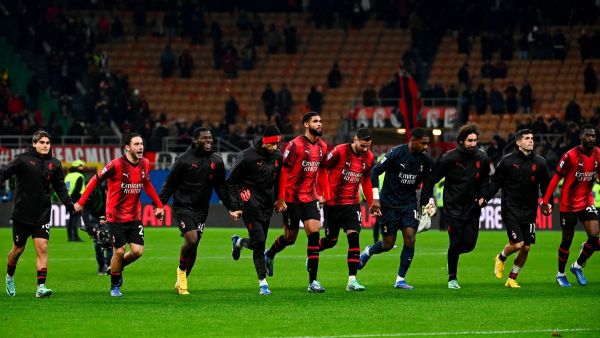 AC Milan's players celebrate at the end of the Serie A football match between AC Milan vs Fiorentina at San Siro stadium in Milan, on November 25, 2023. (Photo by Isabella BONOTTO / AFP)