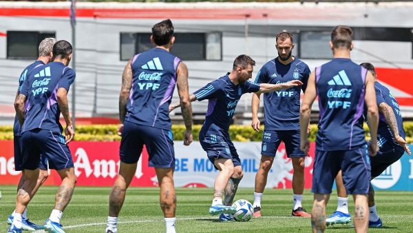 Argentina's forward Lionel Messi (C) controls the ball during a training session in Ezeiza, Buenos Aires Province, on November 20, 2023, ahead of the FIFA World Cup 2026 qualifier football match against Brazil. (Photo by ALEJANDRO PAGNI / AFP)