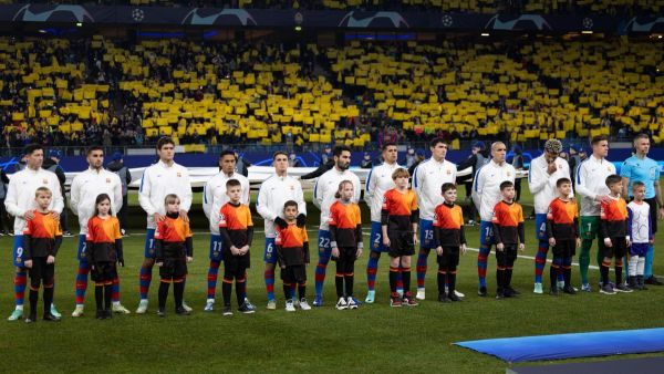 Barcelona's players line up prior to the UEFA Champions League Group H football match between FC Shakhtar Donetsk and FC Barcelona in Hamburg, northern Germany on November 7, 2023. (Photo by Axel Heimken / AFP)
