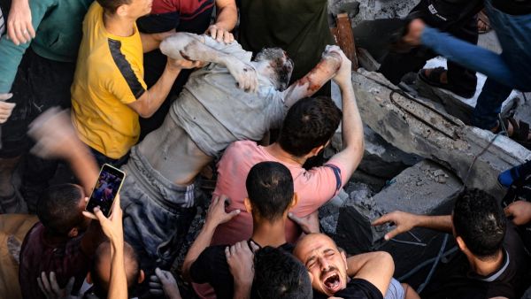 انتشال جثث من تحت أنقاض المباني المدمرة في قطاع غزة