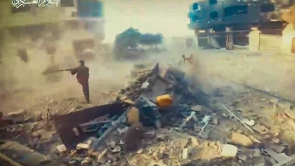 مقاتل فلسطيني يهاجم قوات اسرائيلية في قطاع غزة