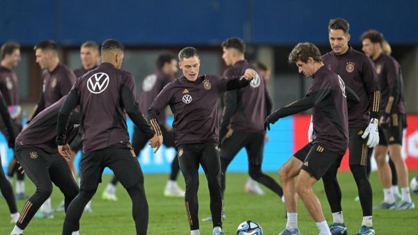 Germany's players including Germany's midfielder #13 Thomas Mueller and Germany's midfielder #17 Florian Wirtz (C) take part in a training session of Germany's national football team in Vienna on November 20, 2023, on the eve of the international friendly football match between Austria and Germany. (Photo by Joe Klamar / AFP)
