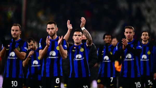 Inter Milan's Argentine forward #10 Lautaro Martinez (C) reacts with teammates after a draw in the Italian Serie A football match Juventus vs Inter Milan at the Allianz Stadium in Turin, on November 26, 2023. (Photo by MARCO BERTORELLO / AFP)