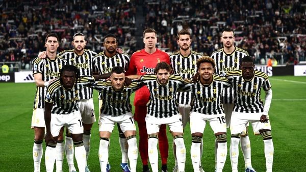 Juventus‘ team players pose during the Italian Serie A football match Juventus vs Hellas Verona at the “Allianz Stadium” in Turin on October 28, 2023. (Photo by MARCO BERTORELLO / AFP)