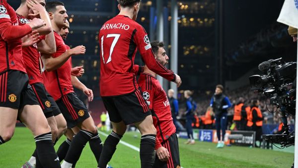 Manchester United's Portuguese midfielder #08 Bruno Fernandes (R) celebrates with team mates after scoring the 2-3 from a penalty kick during the UEFA Champions League Group A football match between FC Copenhagen and Manchester United FC in Copenhagen, Denmark on November 8, 2023. (Photo by Jonathan NACKSTRAND / AFP)