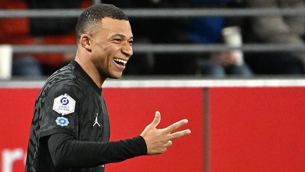 Paris Saint-Germain's French forward #07 Kylian Mbappe celebrates after scoring his third goal during the French L1 football match between Stade de Reims and Paris Saint-Germain (PSG) at Stade Auguste-Delaune in Reims, northern France on November 11, 2023. (Photo by FRANCOIS NASCIMBENI / AFP)