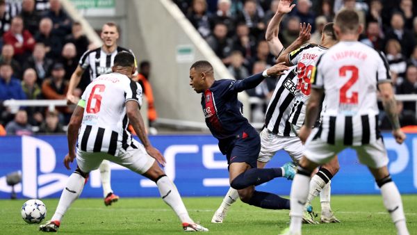 Paris Saint-Germain's French forward #07 Kylian Mbappe (C) fights for the ball with Newcastle United's English defender #06 Jamaal Lascelles (L) during the UEFA Champions League Group F football match between Newcastle United and Paris Saint-Germain at St James' Park in Newcastle-upon-Tyne, north east England on October 4, 2023. Newcastle won the match 4-1. (Photo by FRANCK FIFE / AFP)