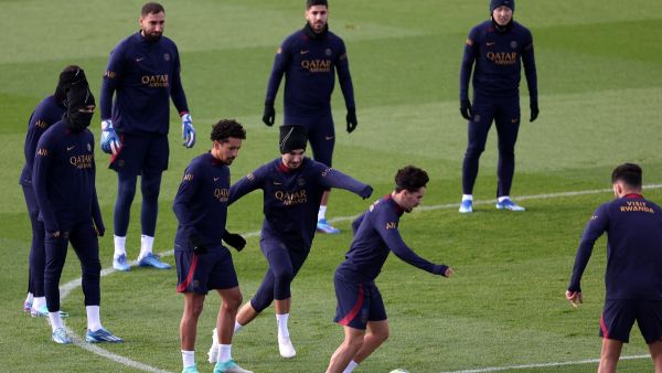 Paris Saint-Germain's players attends a training session at Poissy, west of Paris on November 2, 2023, on the eve of the L1 football match against Montpellier. (Photo by FRANCK FIFE / AFP)