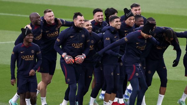 Paris Saint-Germain's players reacts during a training session at Poissy, west of Paris on November 23, 2023, on the eve of the L1 football match against Monaco. (Photo by FRANCK FIFE / AFP)