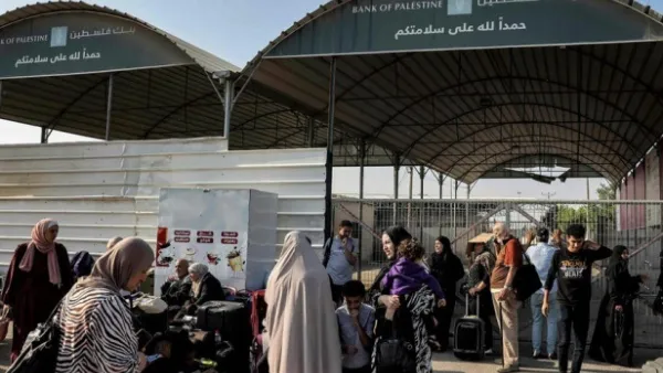 مسافرون ينتظرون الخروج من غزة عبر معبر رفح الحدودي مع مصر
