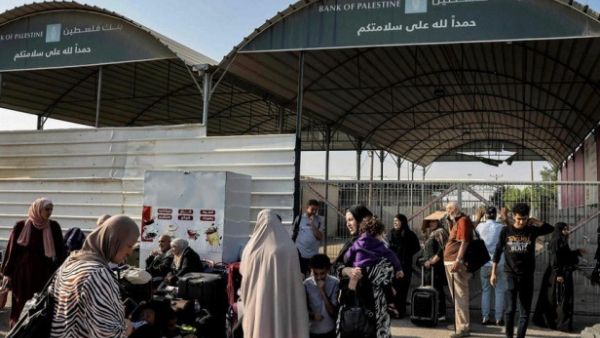 مسافرون ينتظرون الخروج من غزة عبر معبر رفح الحدودي مع مصر