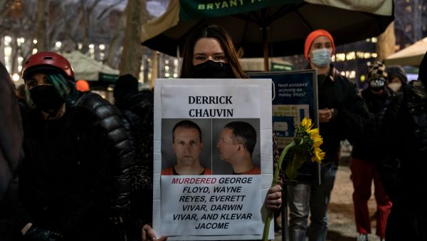 Derek Chauvin claims new evidence shows he didn't cause George Floyd's death, attempts to overturn conviction. (Lev Radin/ Shutterstock)