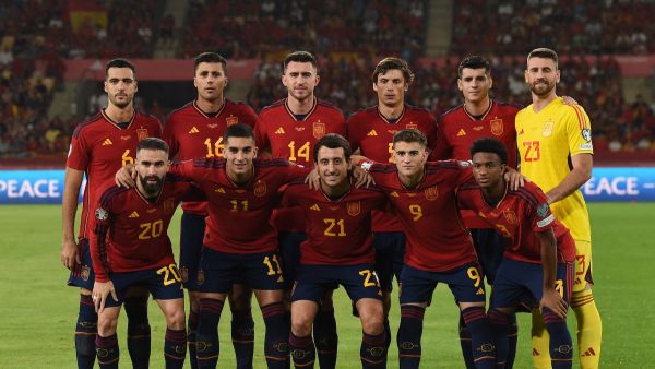 Spain players pose prior the EURO 2024 first round group A qualifying football match between Spain and Scotland at the La Cartuja stadium in Seville on October 12, 2023. (Photo by JORGE GUERRERO / AFP)